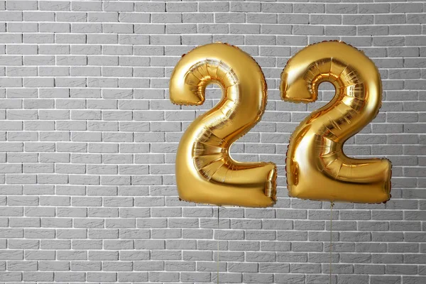 Obrázek 22 z balónků na cihlovém pozadí — Stock fotografie