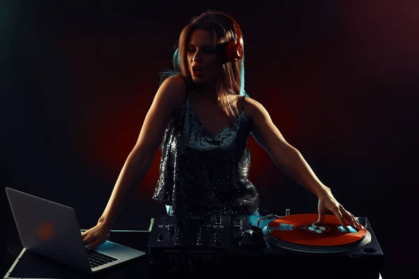 Female dj playing music in nightclub — Stock Photo, Image