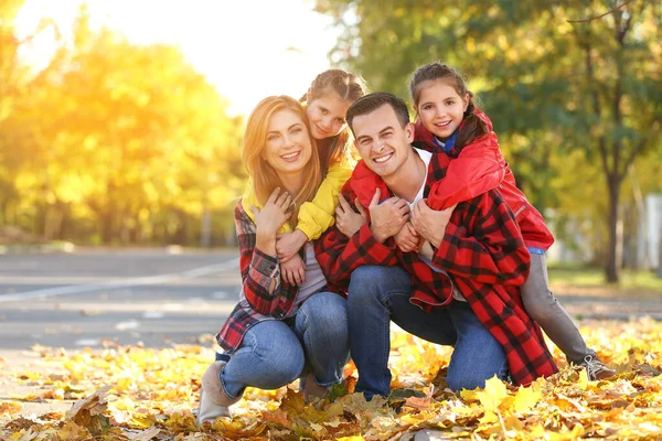 Retrato de familia feliz en el parque de otoño — Foto de Stock