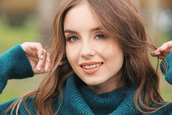 Portrait of stylish young woman on autumn day — Stock Photo, Image