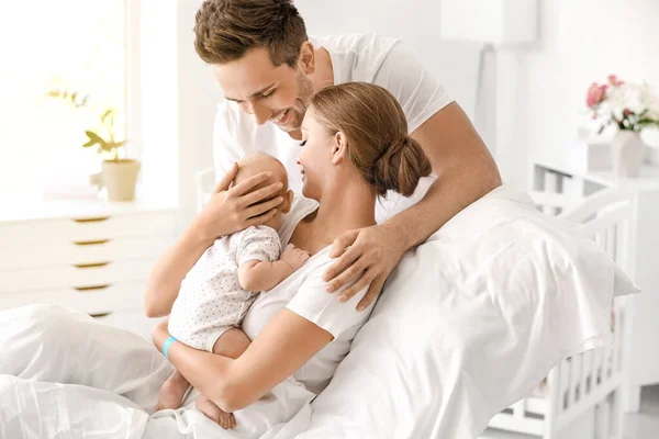 Young family with newborn baby in maternity hospital — Stock Photo, Image