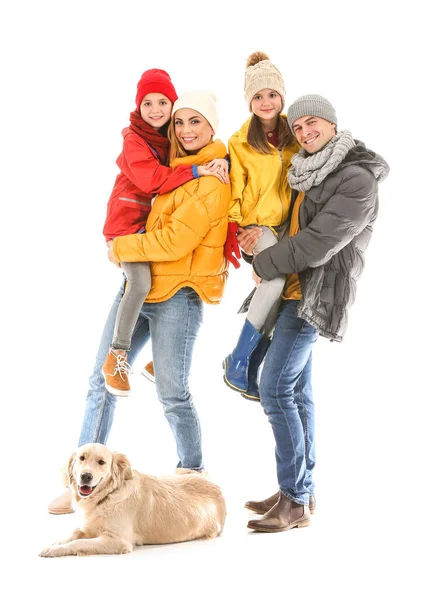 Familia feliz en ropa de otoño y con perro sobre fondo blanco — Foto de Stock
