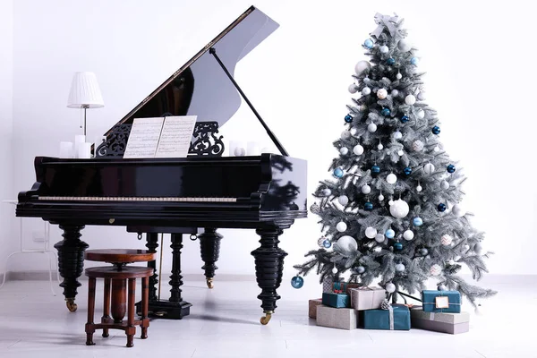 Grand piano w pokoju urządzone na Boże Narodzenie — Zdjęcie stockowe