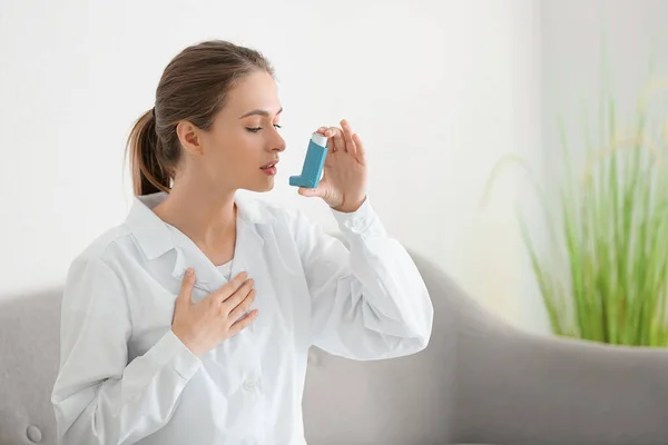 Dokter wanita dengan inhaler mengalami serangan asma di klinik — Stok Foto