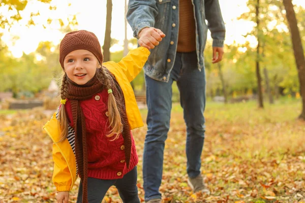 Chica feliz con padre divirtiéndose en el parque de otoño —  Fotos de Stock