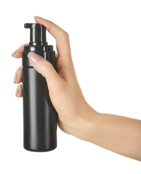 Vrouwelijke hand met cosmetisch product in fles op witte achtergrond — Stockfoto