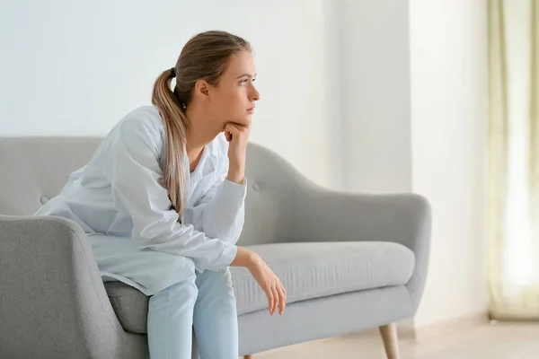 Depresso medico femminile seduto sul divano in clinica — Foto Stock