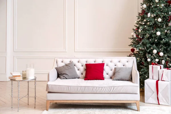 Szoba belseje gyönyörű díszített karácsonyfával — Stock Fotó