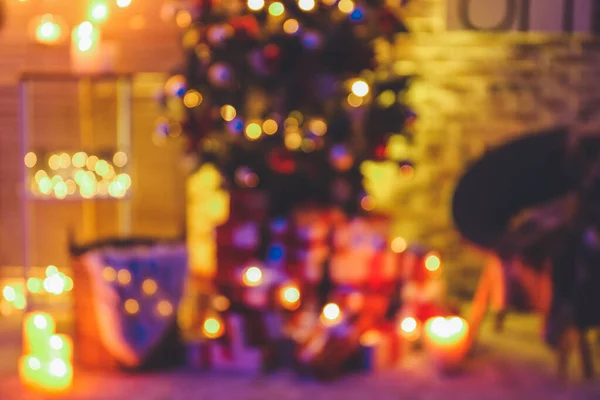 Interieur van de kamer met mooie versierde kerstboom 's nachts, wazig uitzicht — Stockfoto