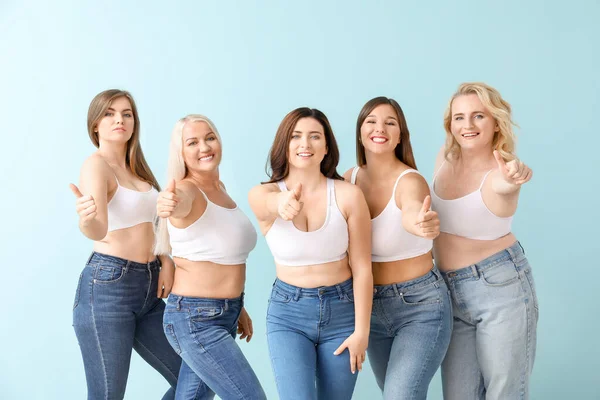 Grupo de mujeres con cuerpo positivo mostrando pulgar hacia arriba en el fondo de color — Foto de Stock