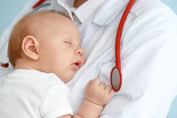 Pediatrician with cute baby, closeup — Stock Photo, Image