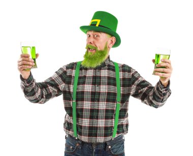 Beyaz arka planda bira bardakları olan komik olgun bir adam. Aziz Patrick Günü kutlaması