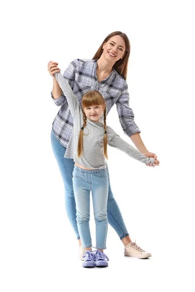 Portret van gelukkige moeder en dochter op witte achtergrond — Stockfoto