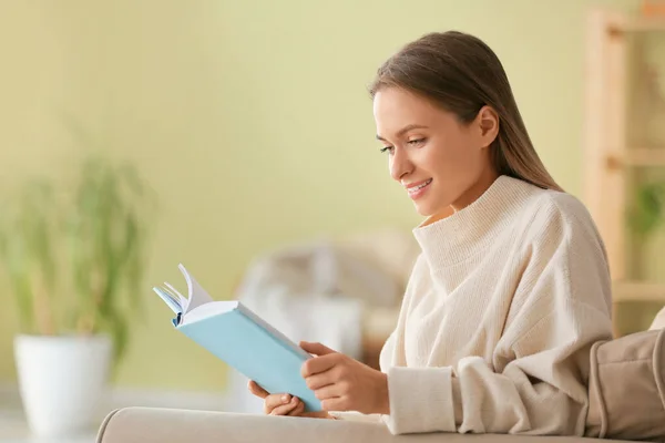 Jovem mulher ler livro em casa — Fotografia de Stock