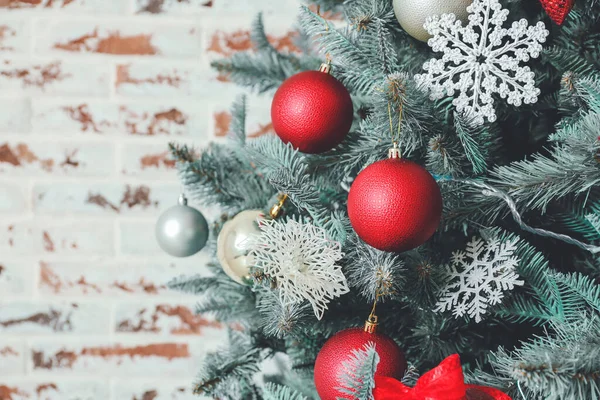 Hermoso árbol de Navidad decorado sobre fondo de ladrillo blanco —  Fotos de Stock