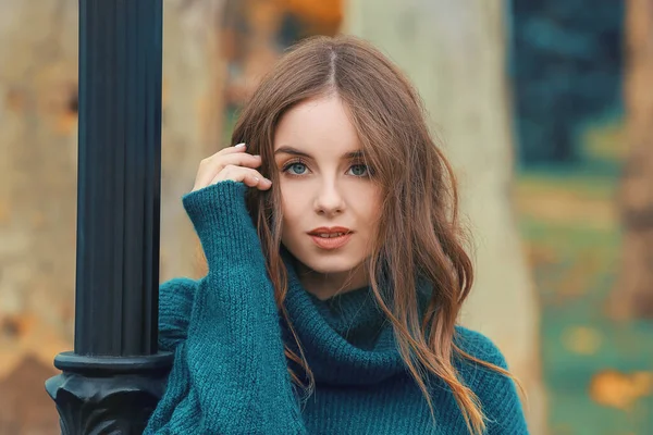 Retrato de jovem mulher elegante no dia de outono — Fotografia de Stock