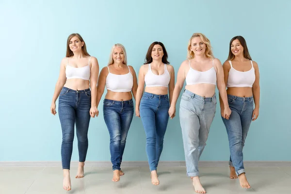 Grupo de mujeres cuerpo positivo cerca de la pared de color — Foto de Stock