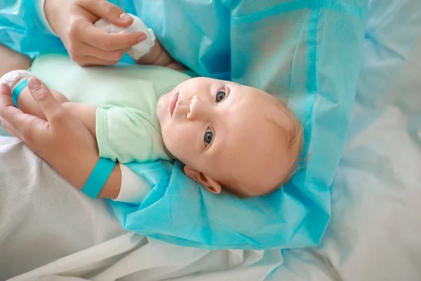 Giovane donna con neonato in ospedale di maternità, primo piano — Foto Stock