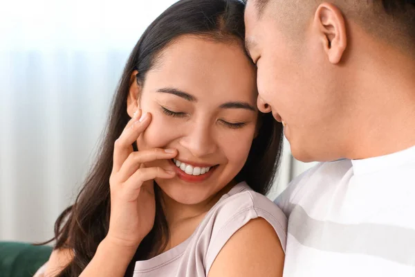 Retrato de feliz jovem casal asiático em casa — Fotografia de Stock