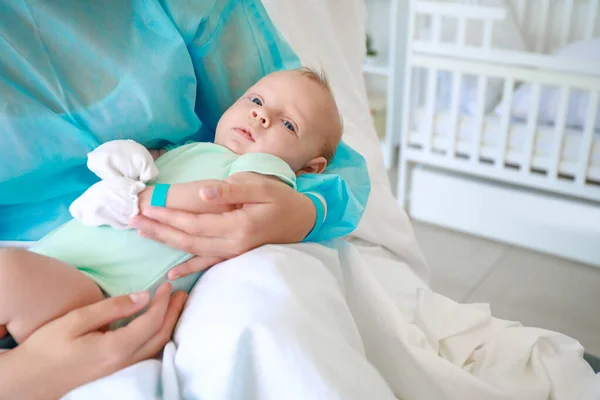 Mujer joven con bebé recién nacido en el hospital de maternidad, primer plano —  Fotos de Stock