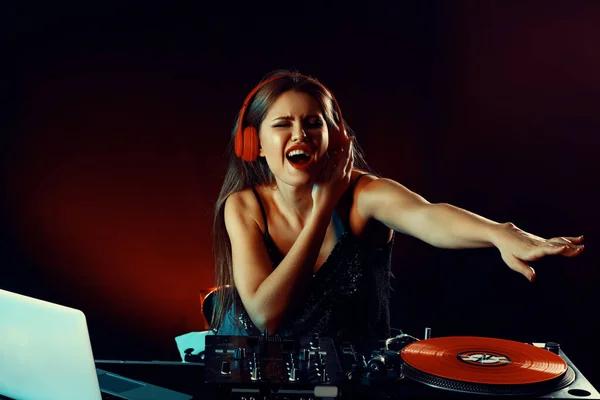 Female dj playing music in nightclub — Stock Photo, Image