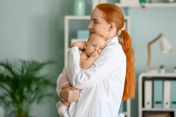 Kinderarts met schattige baby in kliniek — Stockfoto