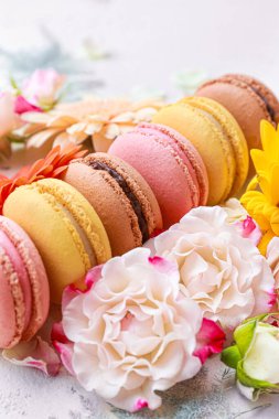 Masada çiçekli farklı lezzetli kurabiyeler, yakın plan.