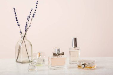 Masada farklı parfümler var.