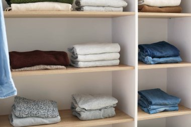 Dolapta bir sürü temiz giysi var.