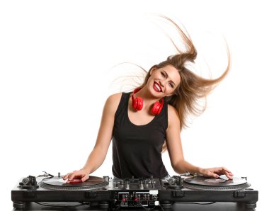 Kadın Dj beyaz arka planda müzik çalma