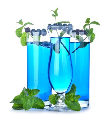 Beyaz arka planda lezzetli yaz kokteylleri