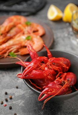 Gri masadaki kerevitli kase