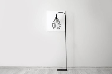 Işık duvarının yanında şık bir lamba