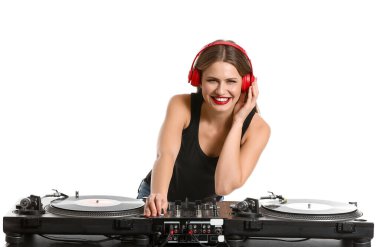 Kadın Dj beyaz arka planda müzik çalma