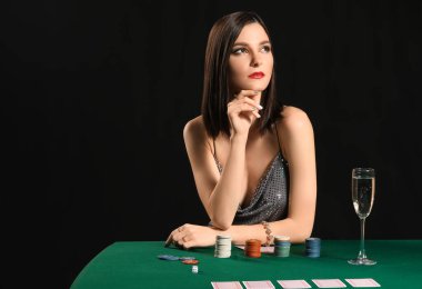 Kumarhanedeki masada bayan poker oyuncusu