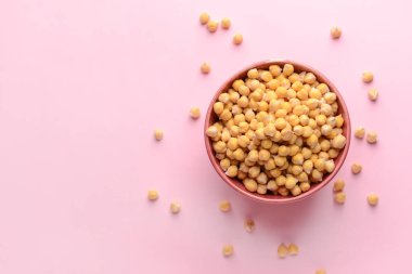 Renkli arka planda çiğ nohut ile Kase