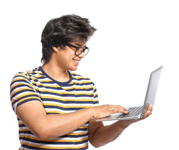 Man aziatische programmeur met laptop op witte achtergrond — Stockfoto