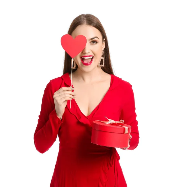 Schöne junge Frau mit rotem Herz und Geschenk auf weißem Hintergrund. Valentinstag-Feier — Stockfoto