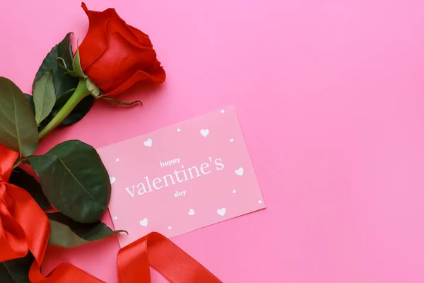 아름다운 꽃 과 카드 색깔 배경에 발렌타인데이 카드 — 스톡 사진