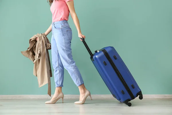 Frau mit Gepäck in der Nähe der Wand. Reisekonzept — Stockfoto