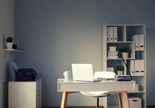 Moderner, stilvoller Arbeitsplatz mit Laptop im Büro — Stockfoto