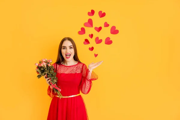 Mulher bonita com flores e corações vermelhos no fundo da cor. Celebração do Dia dos Namorados — Fotografia de Stock