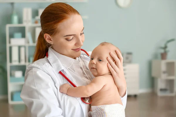 Pediatr s roztomilým dítětem na klinice — Stock fotografie