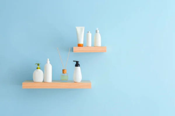 Planken met cosmetische producten opknoping op kleur muur — Stockfoto