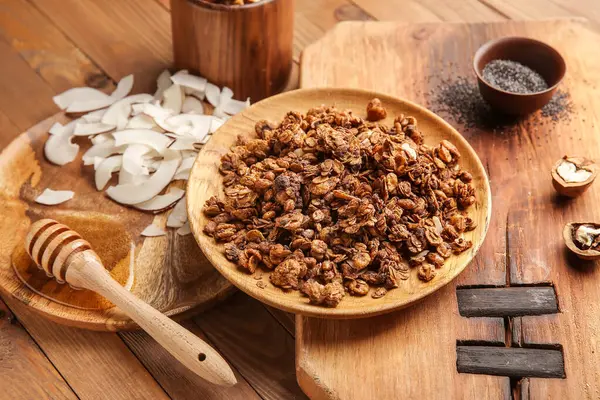 Chutná granola s kokosem a medem na dřevěném stole — Stock fotografie