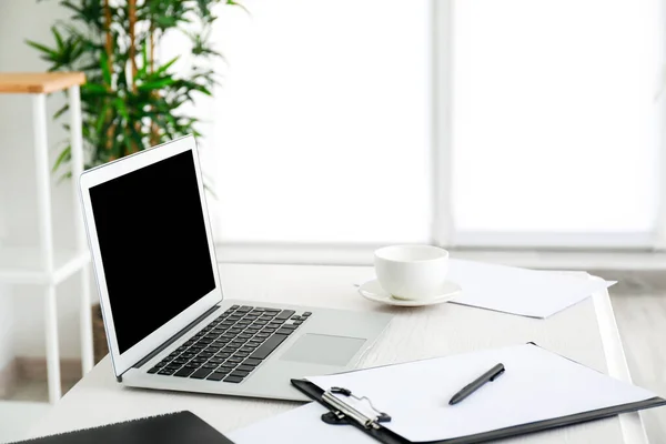 Moderner, stilvoller Arbeitsplatz mit Laptop im Büro — Stockfoto