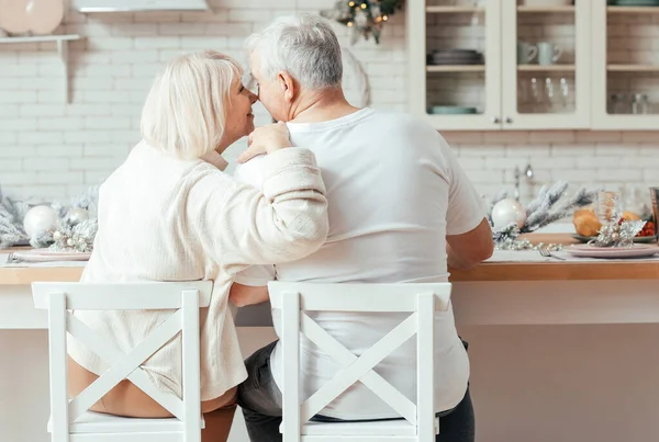 Feliz pareja madura en la víspera de Navidad en la cocina —  Fotos de Stock