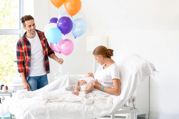 Padre joven saludando a su esposa en el hospital de maternidad —  Fotos de Stock