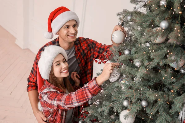 Felice coppia decorazione albero di Natale a casa — Foto Stock