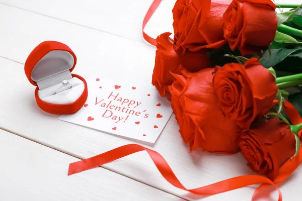 Carta per San Valentino, fiori e scatola con anello su sfondo bianco in legno — Foto Stock